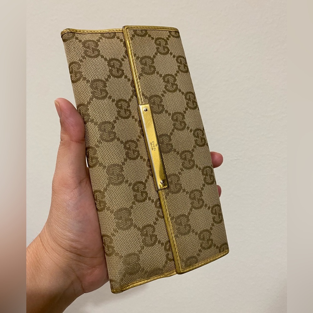 LOW START 🔥 Gucci Tan and Gold Monogram Clutch